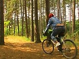 Baculatá cyklistka se zraní v lese a zašuká si se zachráncem Baculatá cyklistka se zraní v lese a zašuká si se zachráncem