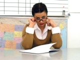 Nadržená učitelka Mrs. James souloží se studentem