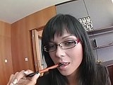 Slovenská pornohvězda Suzie Diamond v roli sekretářky