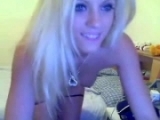 Sexy blondýnka se předvádí před webkou