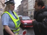 Prsatá policajtka si užívá postelové trestání za přestupky