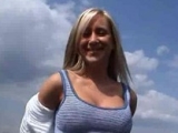 Blonďatá německá amatérka šuká v přírodě