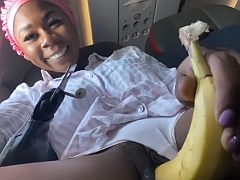 Pasažérka si v letadle strčila banán do rozkroku