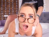 Sexy holka v brýlích ráda šuká před kamerou