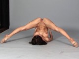 Cvičení nahé gymnastky #2